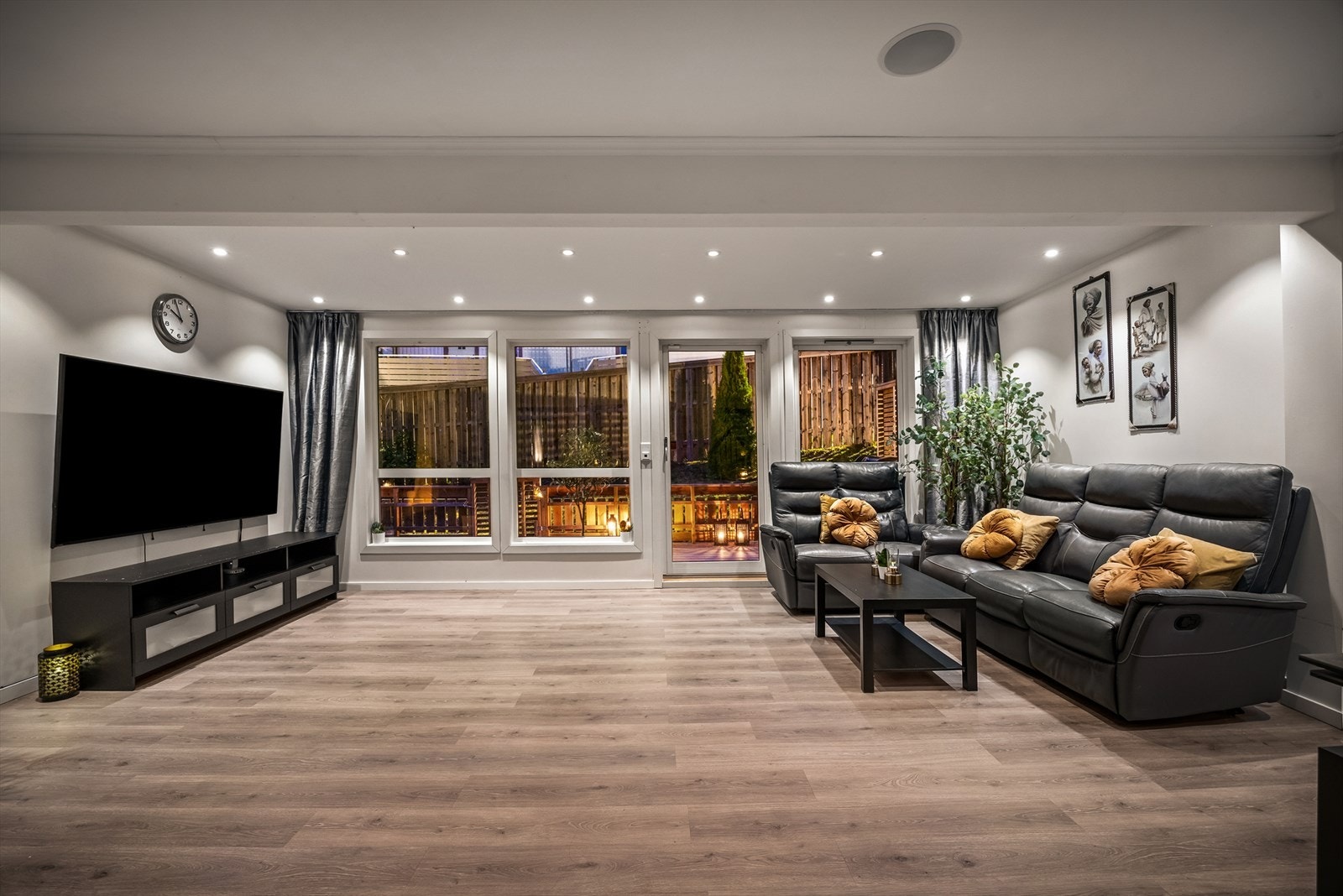 Rommet har store vindusflatene som slipper inn rikelig med naturlig lys, og gir en god atmosfære i boligen. Galleribilde