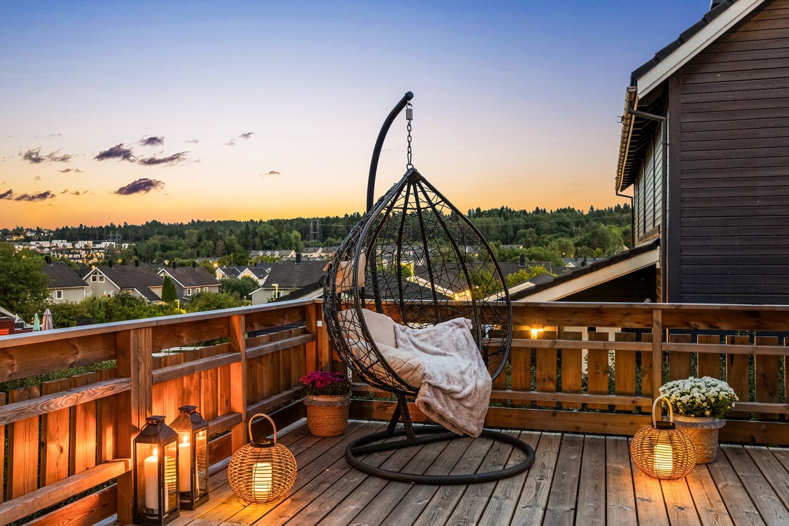 Tomannsboligen har et fint og åpent inngangsparti med en markterrasse på som gir et godt førsteinntrykk av boligen. Galleribilde