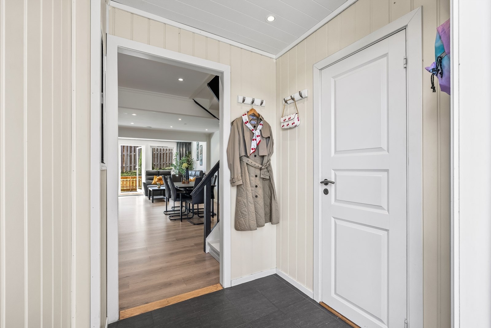 Du ønskes velkommen inn til en lys entré med plass til å henge fra deg yttertøy og legge fra deg sko. Galleribilde