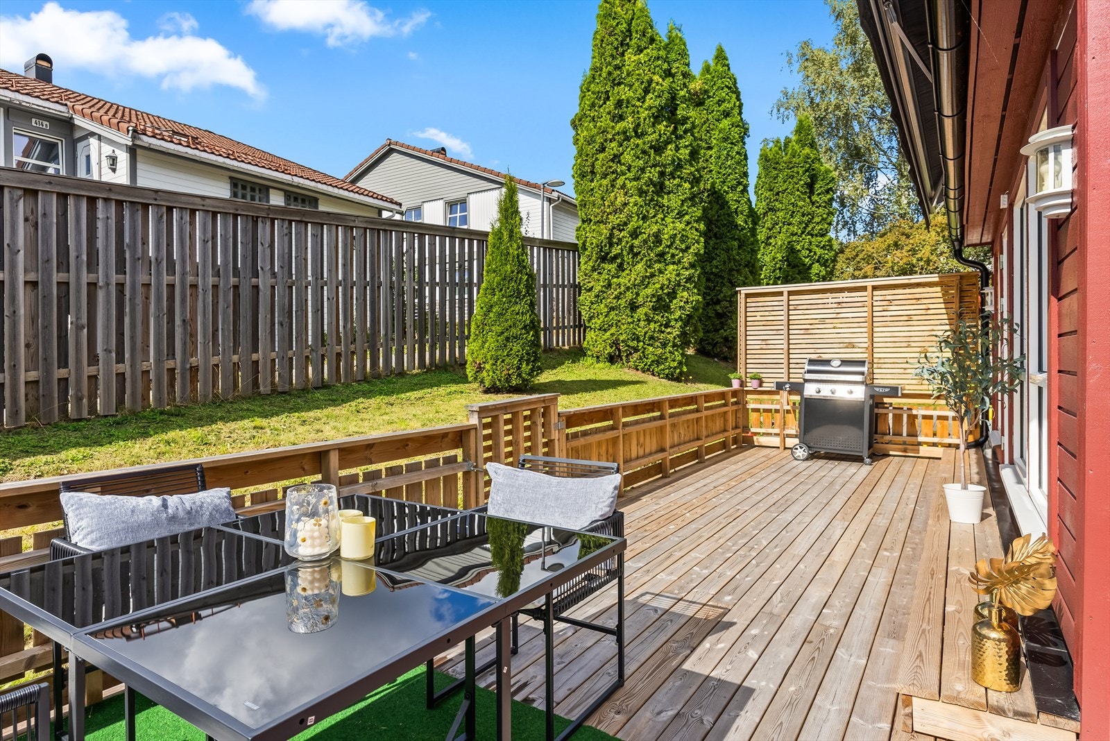 Det er også montert elektrisk markise som gir ekstra solskjerming. Galleribilde