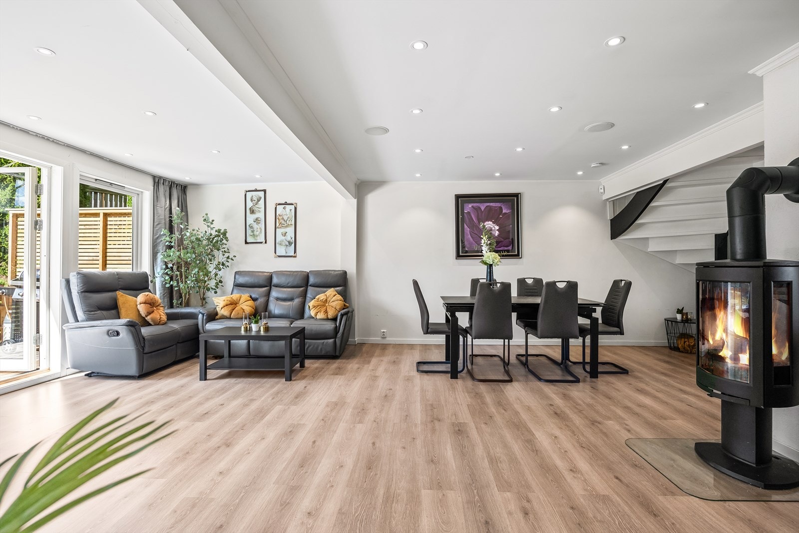 Nåværende eier har også montert innbygde høyttalere i taket, som passer perfekt til sosiale sammenkomster. Galleribilde