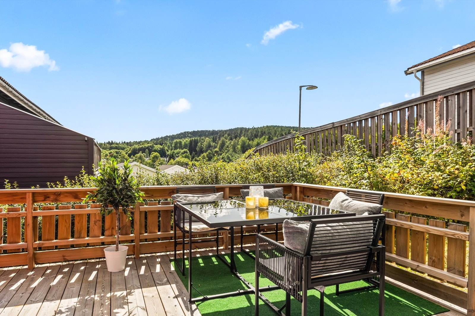 Terrassen er ypperlig for måltider under åpen himmel når været tillater det. Galleribilde