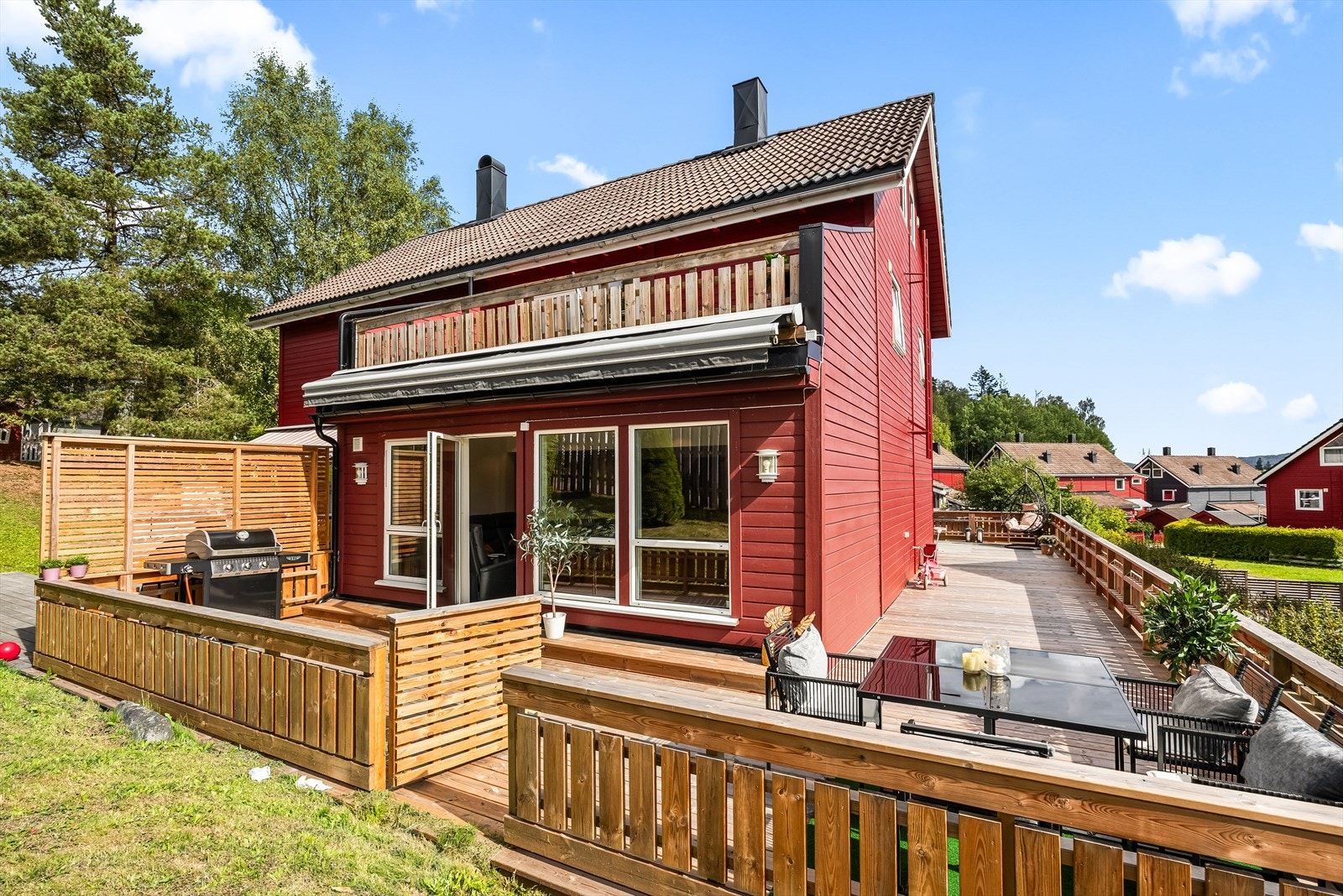 Dette er en familievennlig halvpart av en vertikaldelt tomannsbolig fra 1985 som strekker seg over tre plan. Nåværende selger har i sin eiertid bygd ut stuen og bygget terrassen i 2.egt. Galleribilde