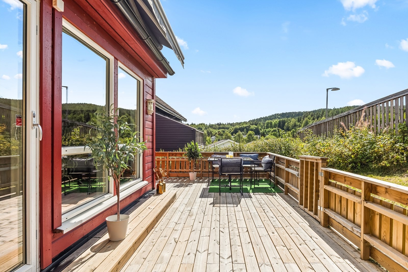 Det er god plass til utemøblement, som gjør det lett å nyte sene sommerkvelder med venner og familie i usjenerte omgivelser. Galleribilde