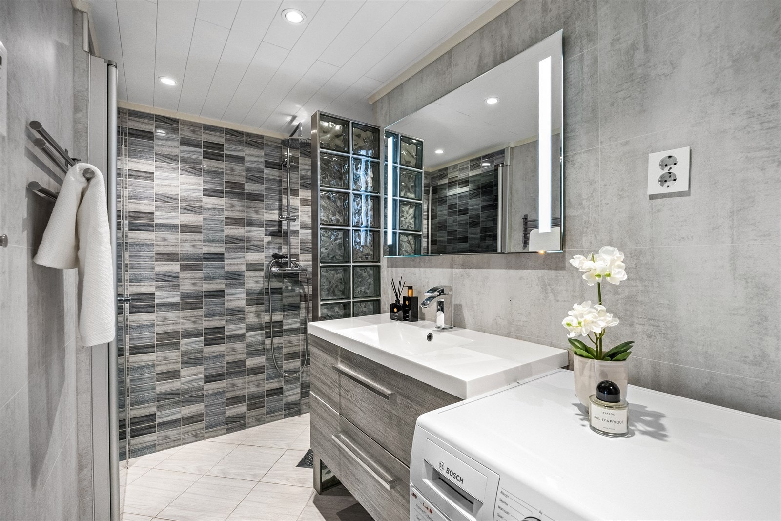 Lekkert, flislagt baderom fra 2015 med varme i gulv og downlights i himling. Galleribilde