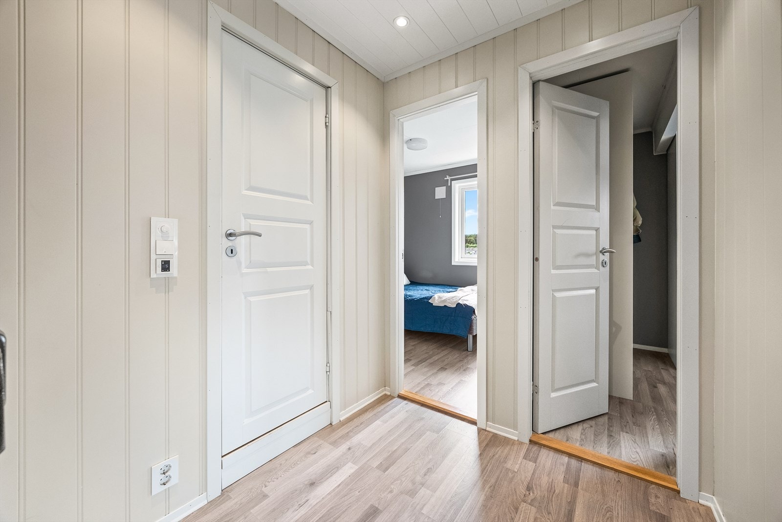 Boligen byr på tre soverom, hvorav ett av dem er innredet som et walk-in closet. Galleribilde