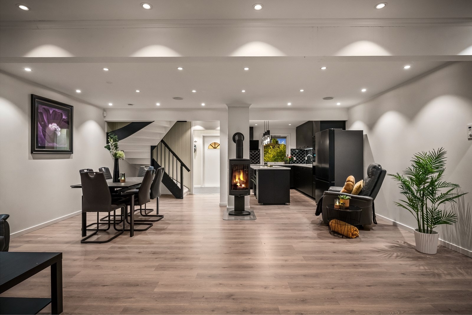 Det er installert peis i stuen som sørger for et behagelig inneklima selv på de kaldeste vintermånedene. Galleribilde