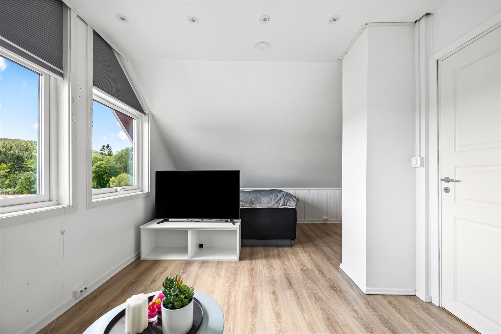 I den øverste etasjen har man en egen loftstue som egner seg godt til barne- og ungdomsavdeling med plass til sofagruppe og annet ønsket møblement. Eller kanskje eldstemann er heldig og får hele etasjen for seg selv? Galleribilde