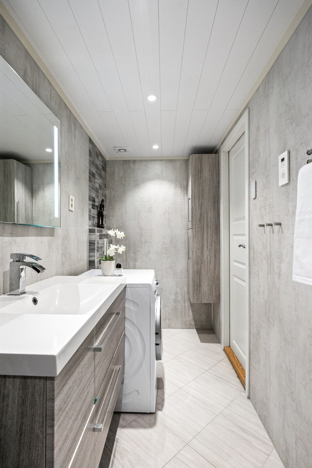 Det er opplegg for vaskemaskin og elektrisk styrt baderomsvifte. Galleribilde