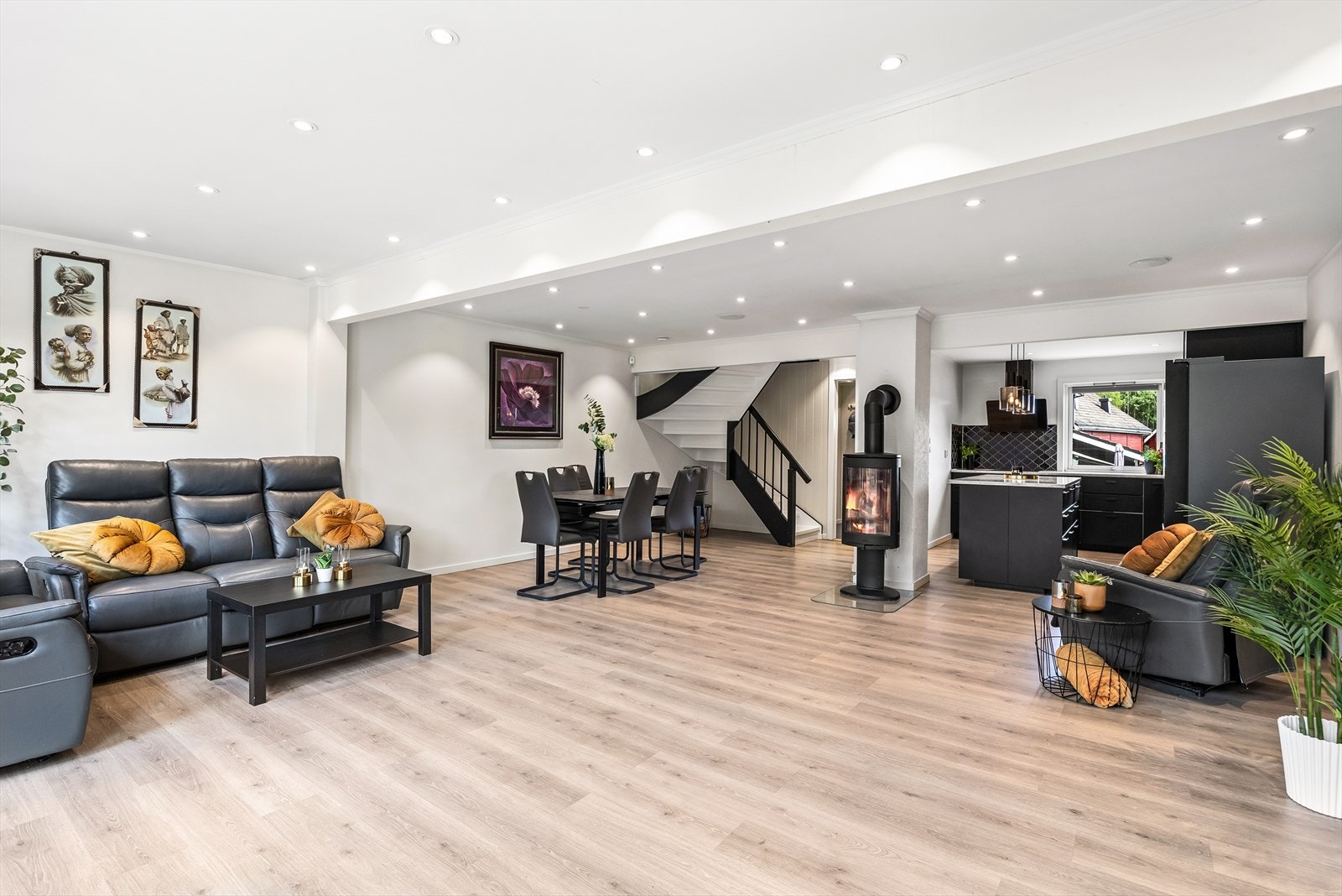 På stuen er det godt med plass til å innrede med mediebenk, sofagruppe og spisebord. Galleribilde