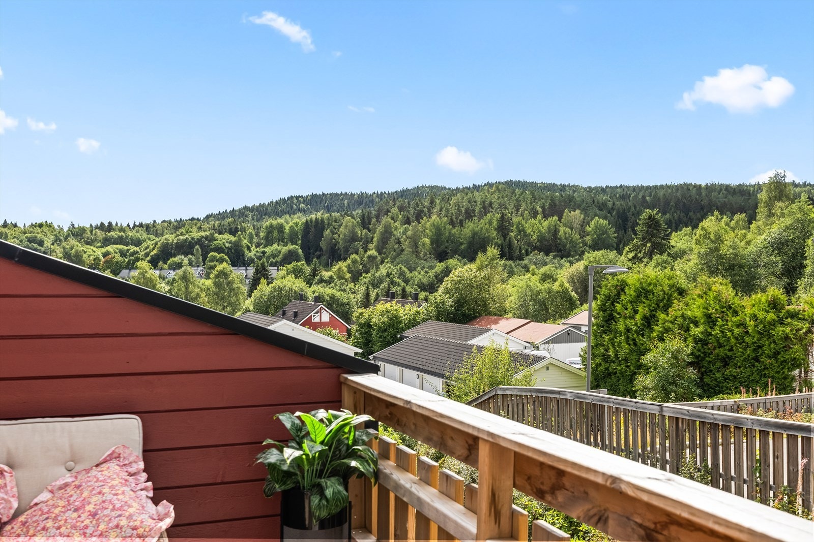 Her bor du et steinkast unna Østmarka med gode rekreasjonsmuligheter sommer og vinter. Galleribilde