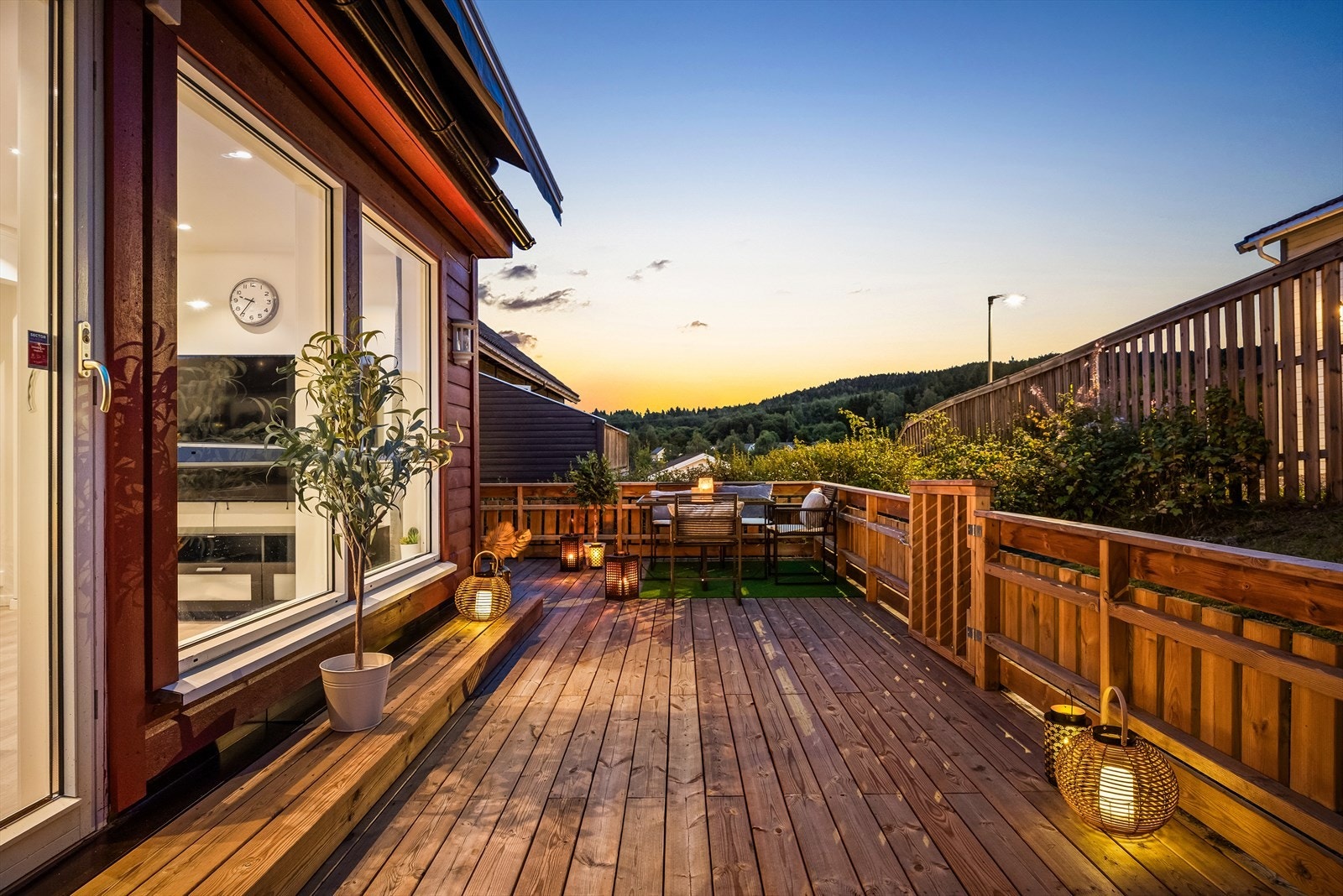 Solrik terrasse på hele 36 kvm som går rundt boligen, terrassen kan nytes store deler av året. Galleribilde