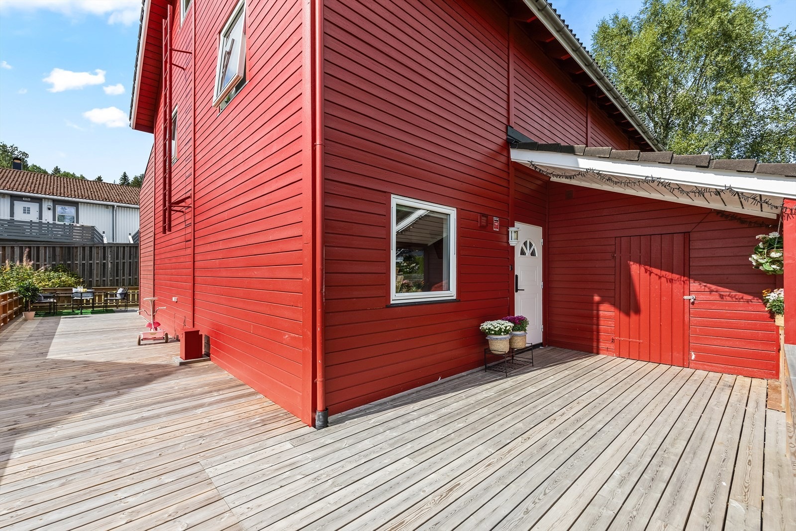 Like ved inngangen har du tilgang til en utebod som optimaliserer lagringsplassen. Galleribilde