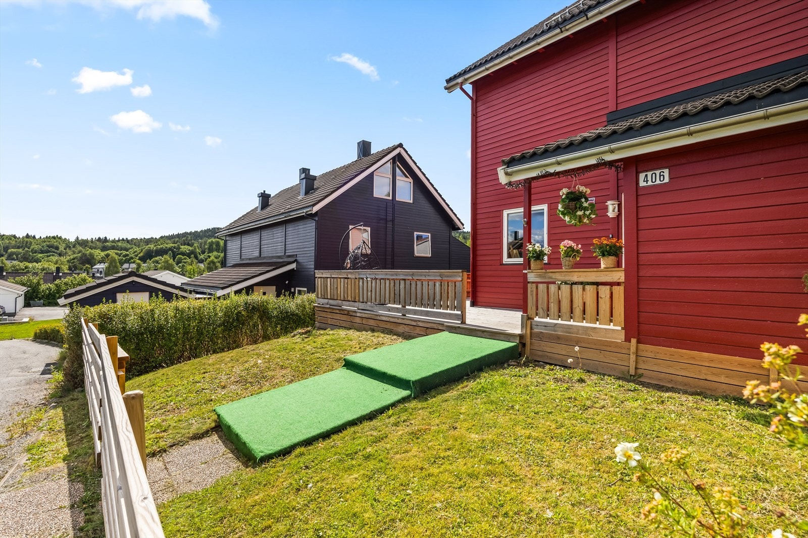 Boligen har et hyggelig inngangsparti med plass til utemøbler av eget ønske. Galleribilde