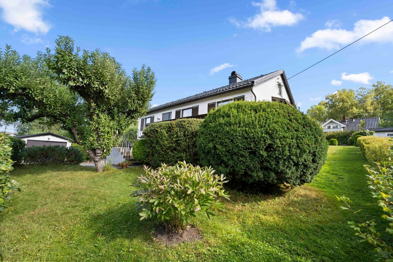 Hagen strekker seg rundt store deler av huset. Galleribilde