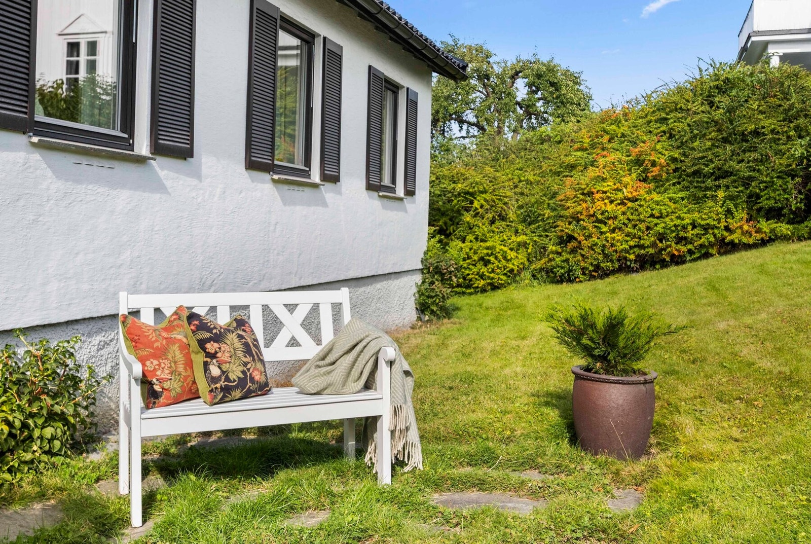 Flere hyggelige sitteplasser rundt tomten. Galleribilde