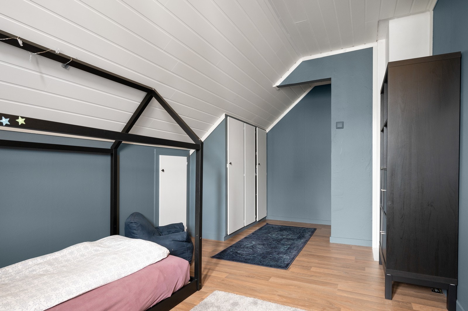 Soverom 2 har en praktisk garderobeløsning, samt god plass til annen diverse møblering. Galleribilde