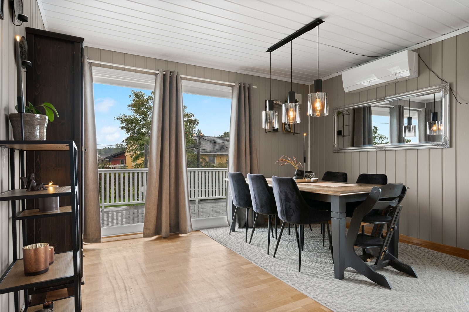 I stuen har varmpumpe og peis, som sikrer en lun og effektiv oppvarming. Galleribilde