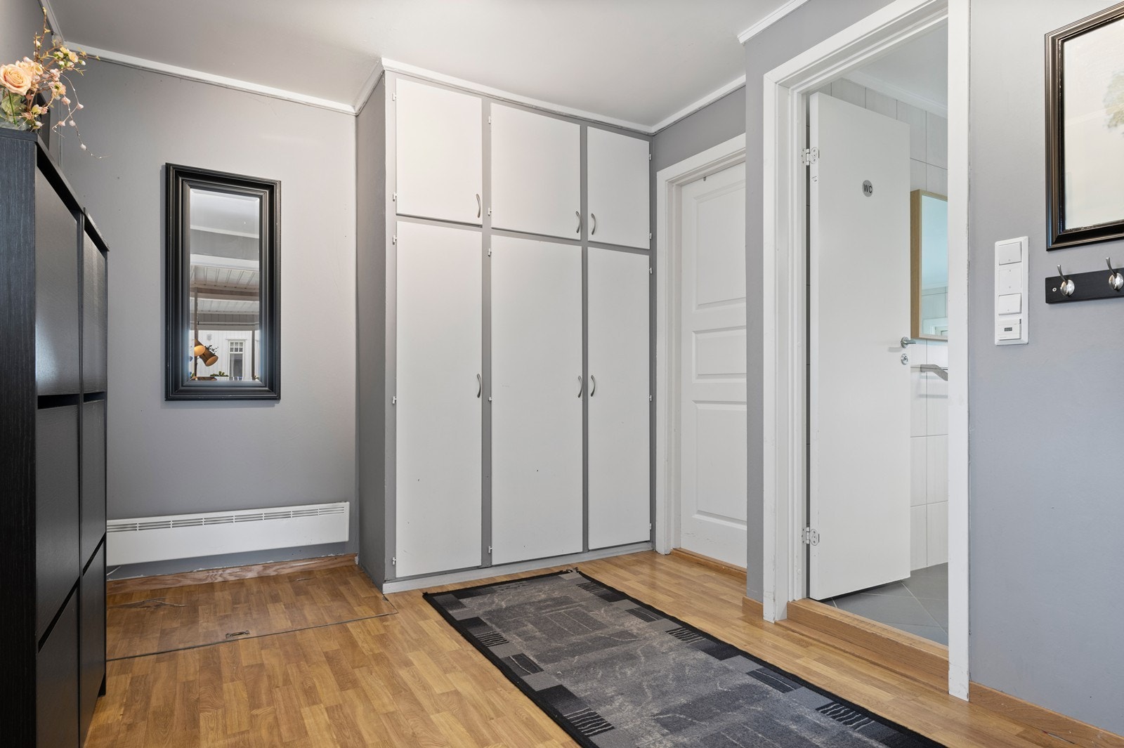 Entréen er utstyrt med et innebygd garderobeskap. Det er adkomst til krypkjeller via nedfellbar luke i gulvet. Galleribilde