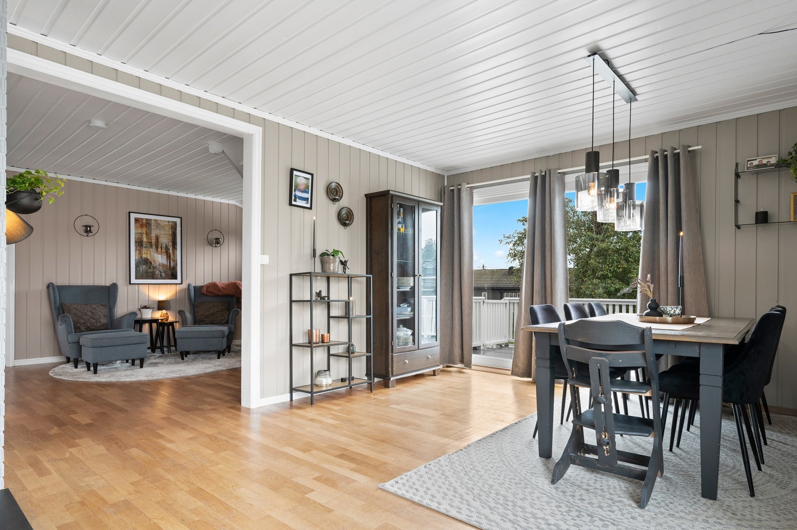 Fra spisestuedelen er det utgang til en romslig terrasse, med god plass til både spisegruppe og sittegruppe. Galleribilde