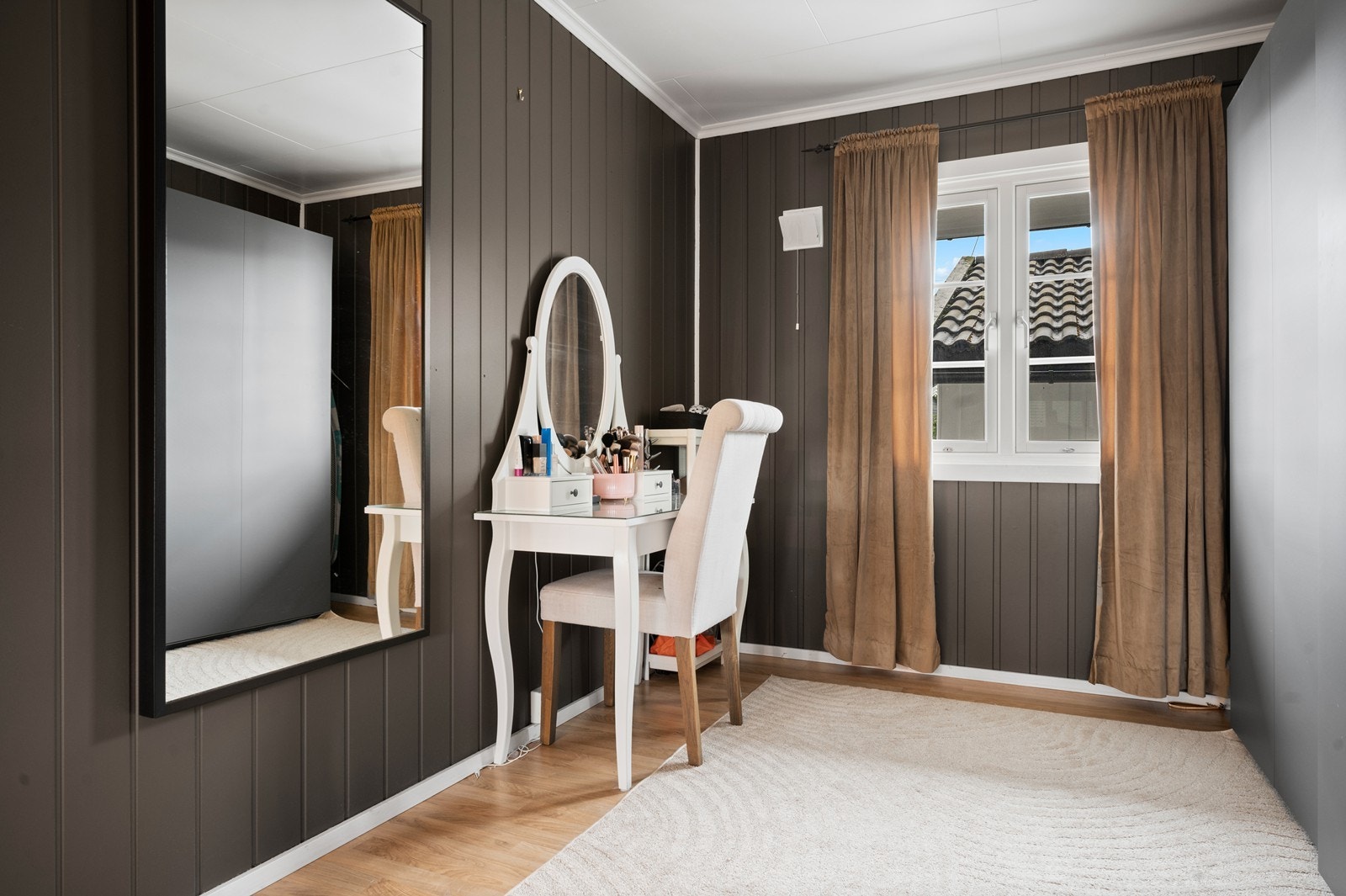 Rommet er innredet med en funksjonell garderobeløsning som gir godt med oppbevaringsplass. Galleribilde