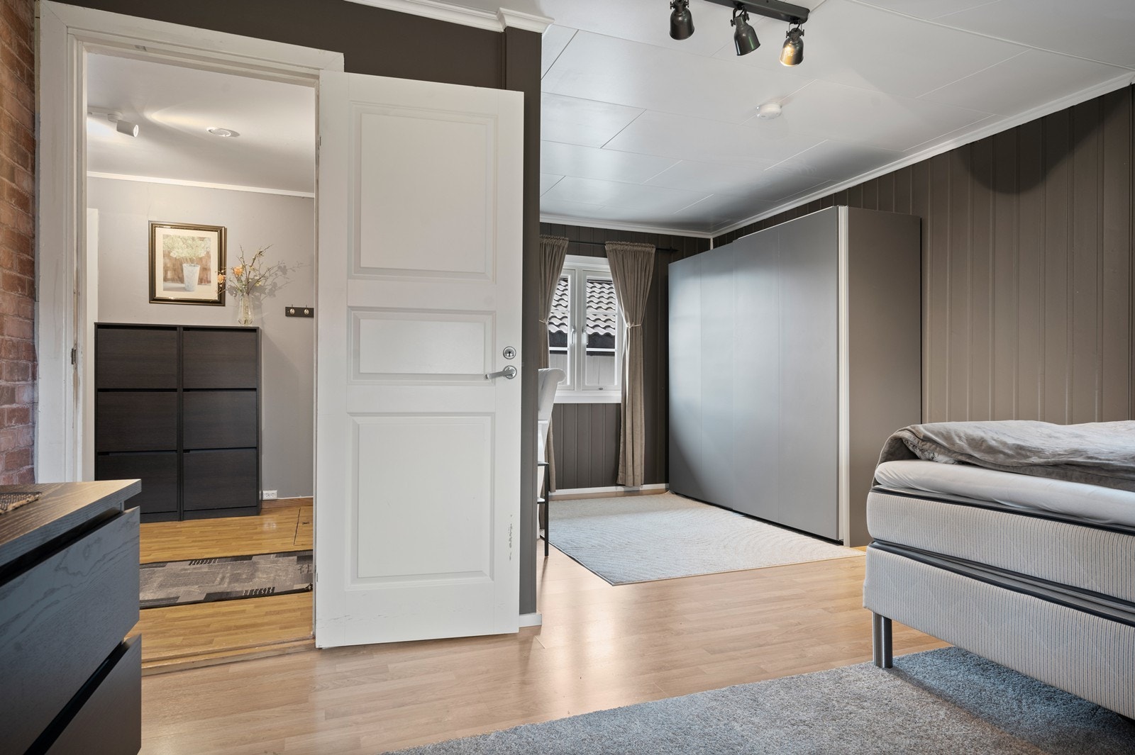 Innredet rom i 1.etg. Tidligere vært garasje, brukes i dag som soverom. Det er ikke søkt om bruksendring. Galleribilde