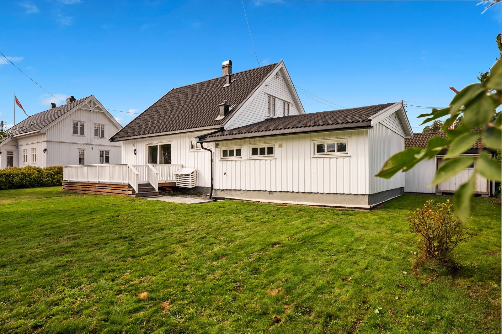 Eiendommen ligger på en solrik og barnevennlig tomt med god plass for lek og uteaktiviteter. Galleribilde