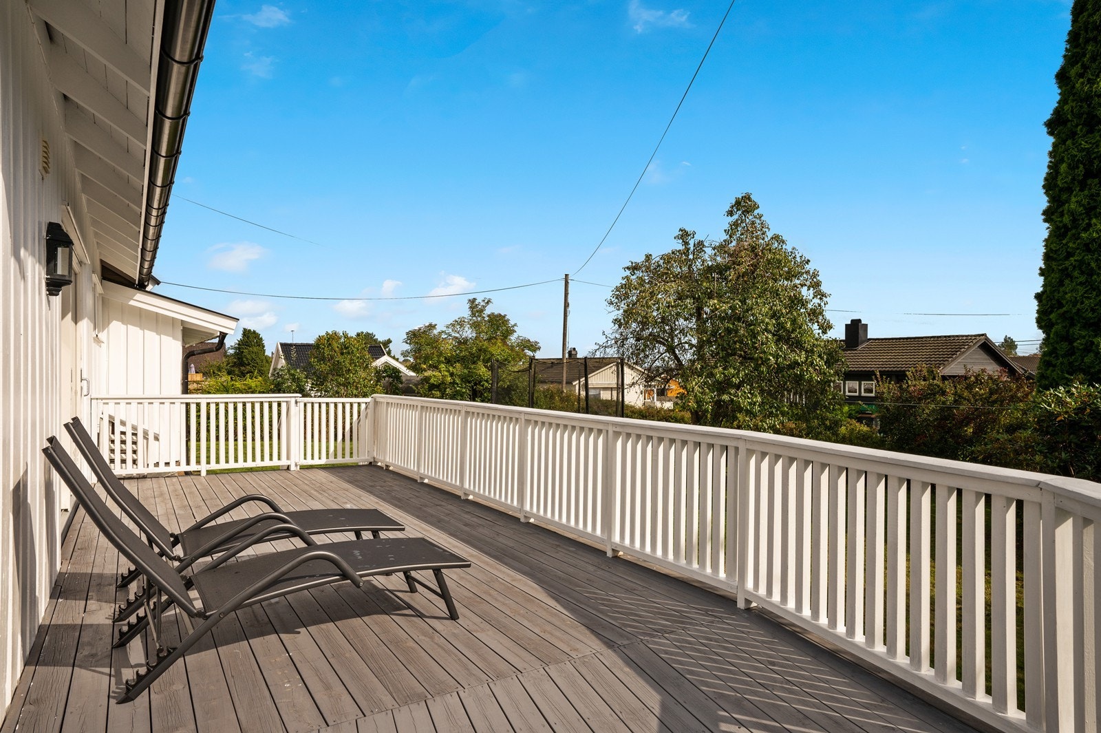 Fra stuen er det utgang til solrik terrasse og hage. Galleribilde