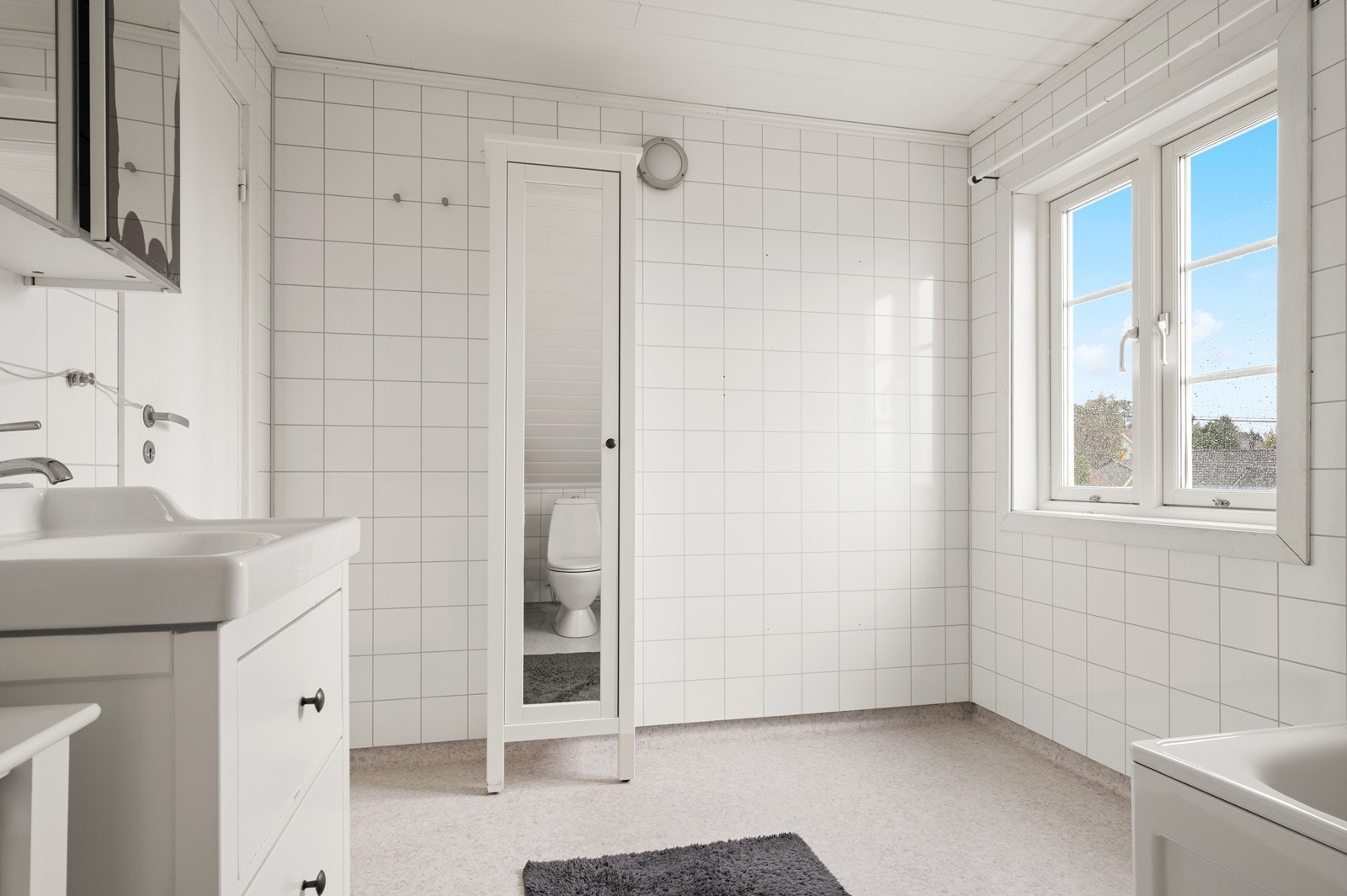 Rommet er innredet med nedfelt servant, toalett og badekar. Her er det også godt med lysinnslipp. Galleribilde