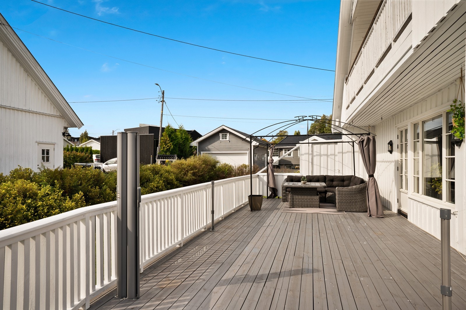 Den solrike terrassen har god plass og gir mulighet for variert møblering. Galleribilde