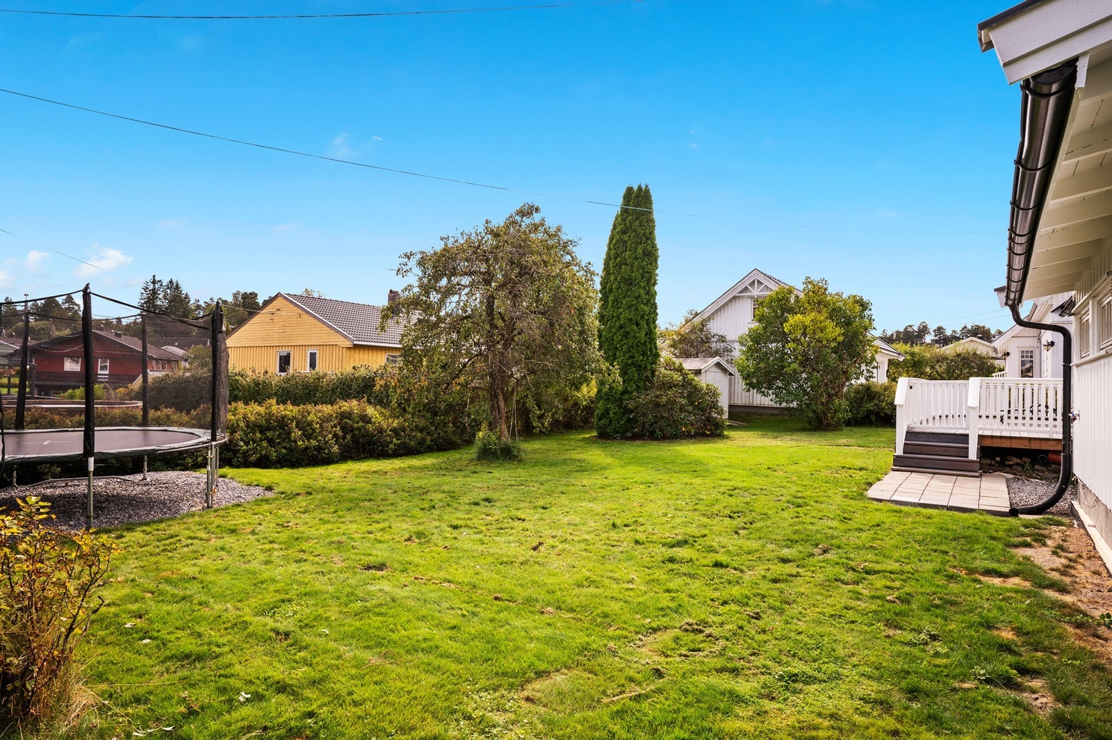 Hekkene rundt eiendommen gir god skjerming og bidrar til et privat og usjenert uteområde. Galleribilde