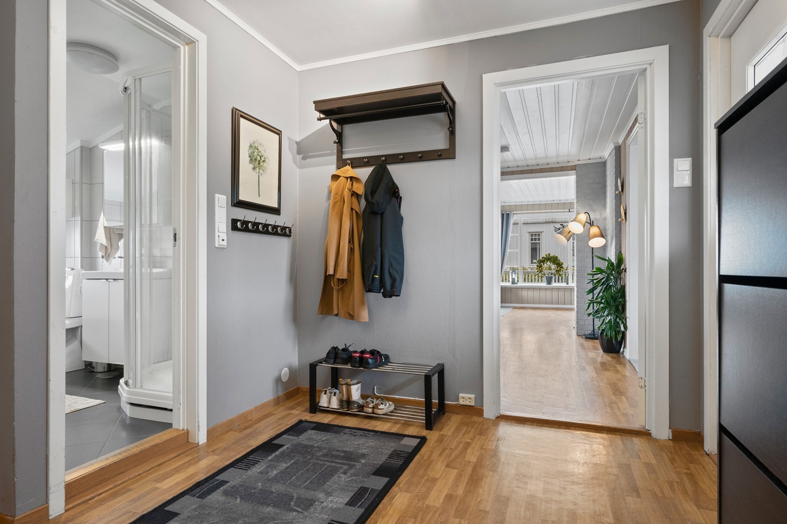 Boligen har en romslig entré med god plass for oppbevaring og annen praktisk møblering. Galleribilde