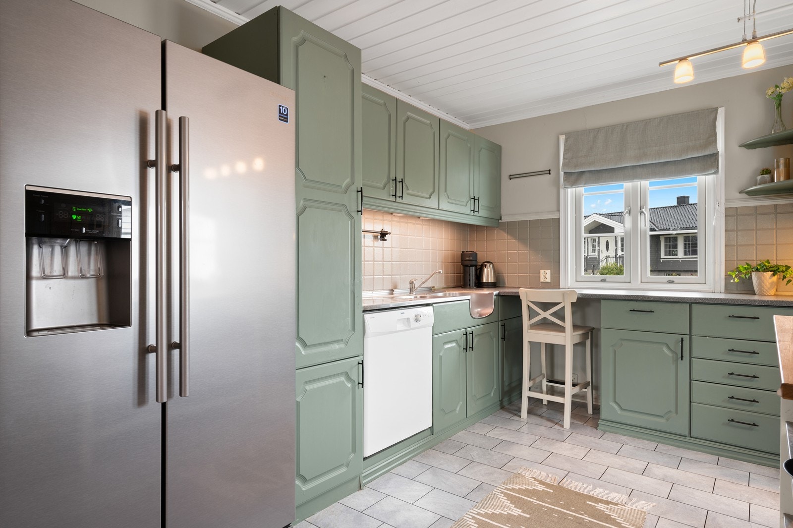 Kjøkkeninnredningen har profilerte fronter og laminat benkeplate. Galleribilde