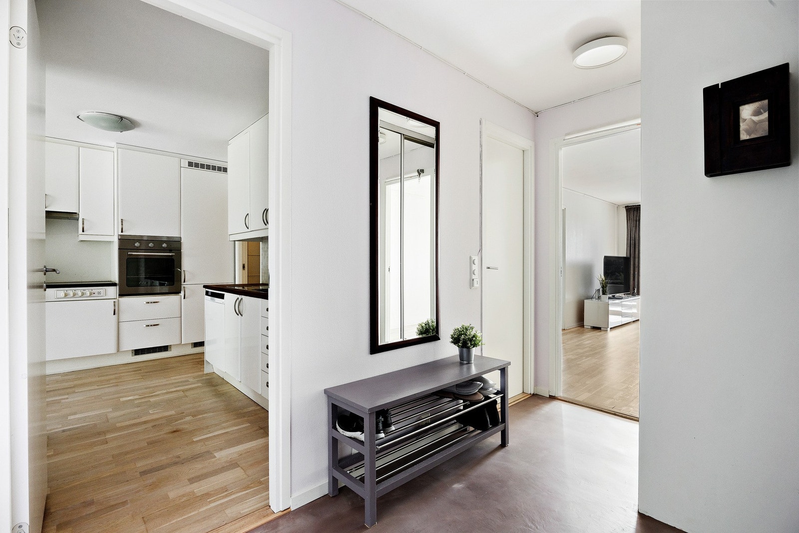 Entreen knytter boligens rom sammen. Her er det etablert skyvedørsgarderobe Galleribilde