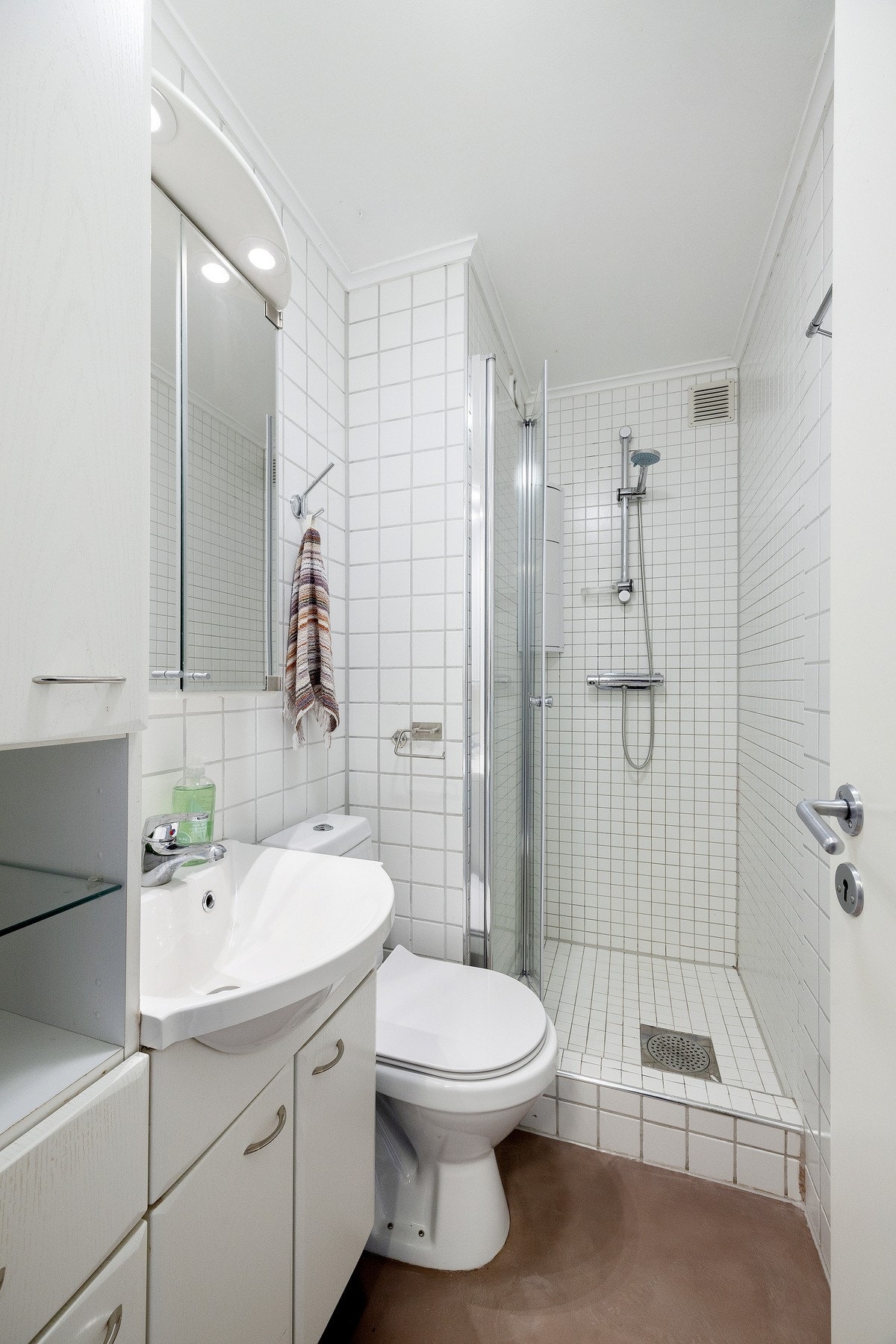 I boligen har du 2 bad. Det ene badet er med dusjsone, det andre med badekar Galleribilde