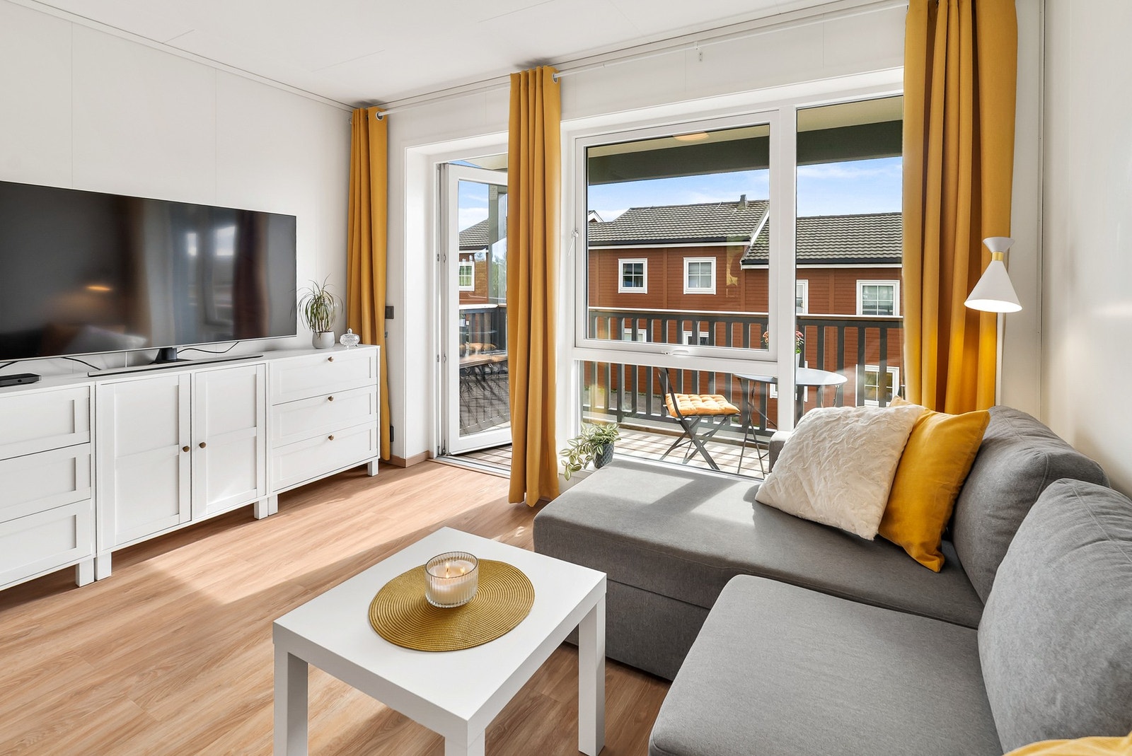 Lyse og fine overflater. Varme i gulv i alle rom. Utgang til balkong. Galleribilde