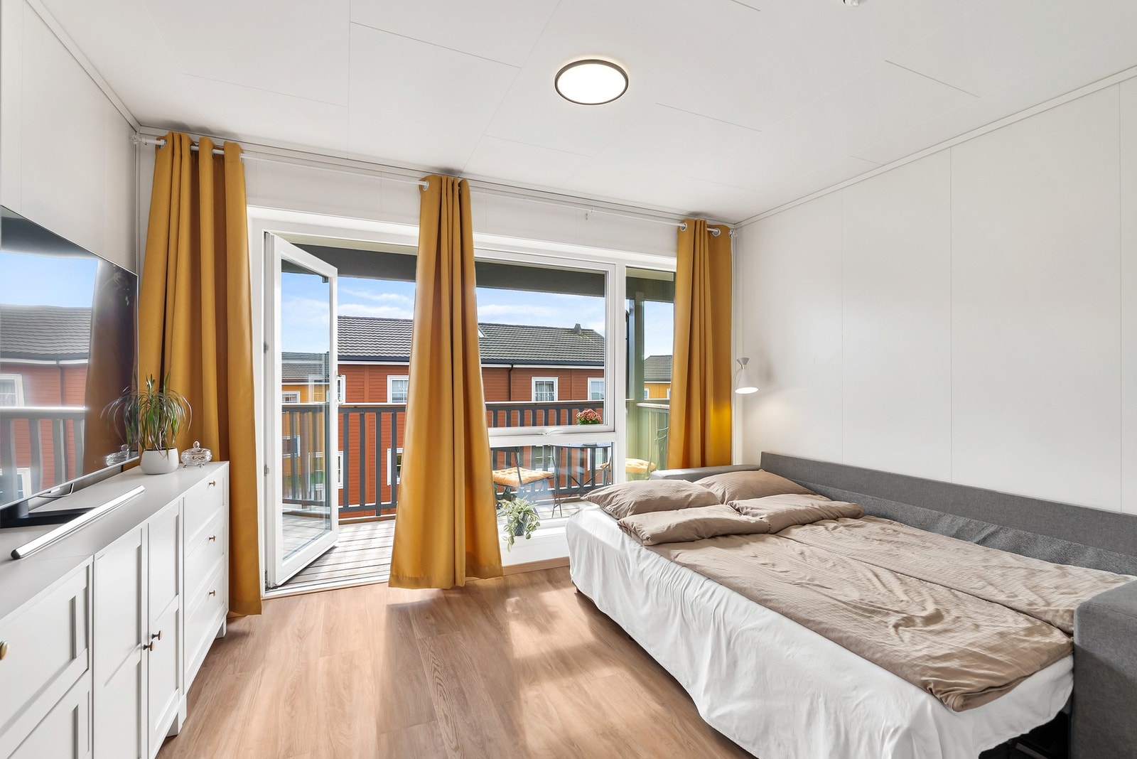 Pent klikkvinyl gulv og lyse overflater - vannbåren gulvvarme i alle rom. Galleribilde