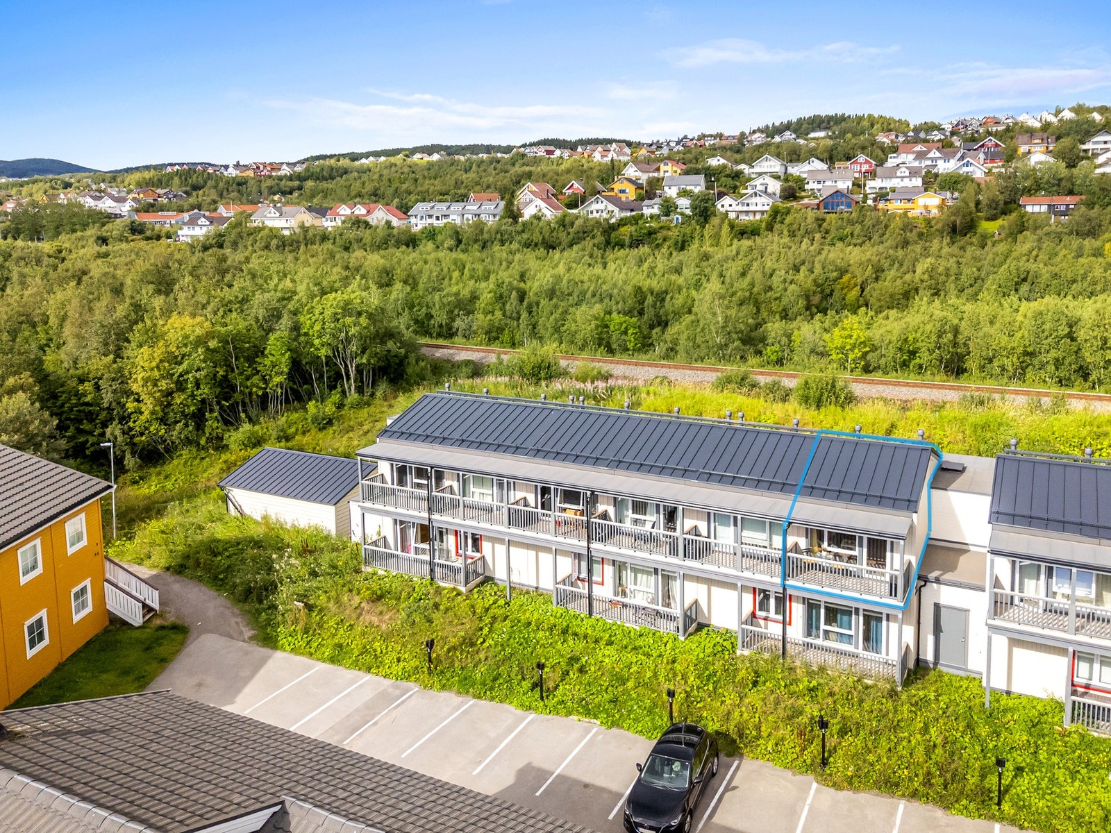 Leiligheten ligger i 2. etasje og har sørvendt balkong. Galleribilde