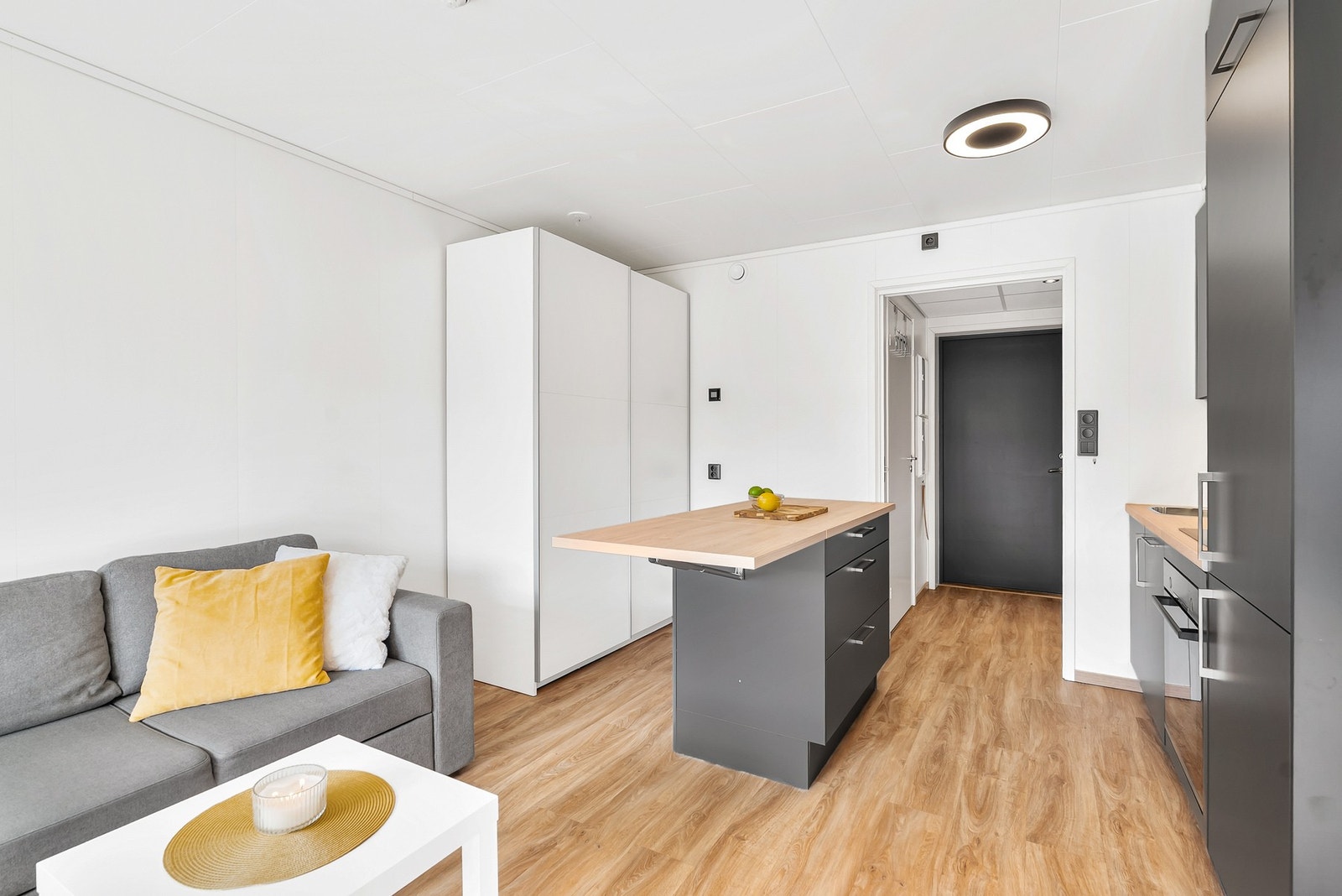 Praktisk kjøkkenøy som gir ekstra spiseplass, arbeidsflate og oppbevaringsplass. Galleribilde