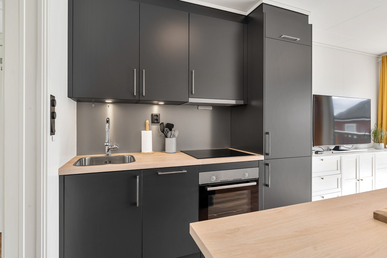 Integrert platetopp, stekeovn, oppvaskmaskin og kjøleskap m/frys. Det er etablert komfyrvakt og Waterguard. Galleribilde