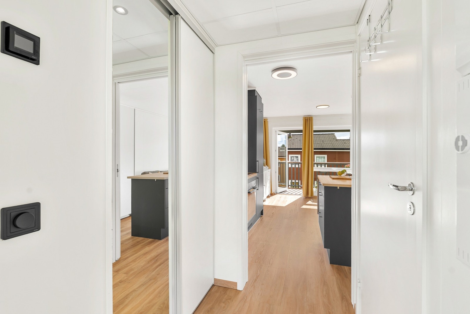 Lys og innbydende entré med downlights i himling og vannbåren varme i gulv. Galleribilde