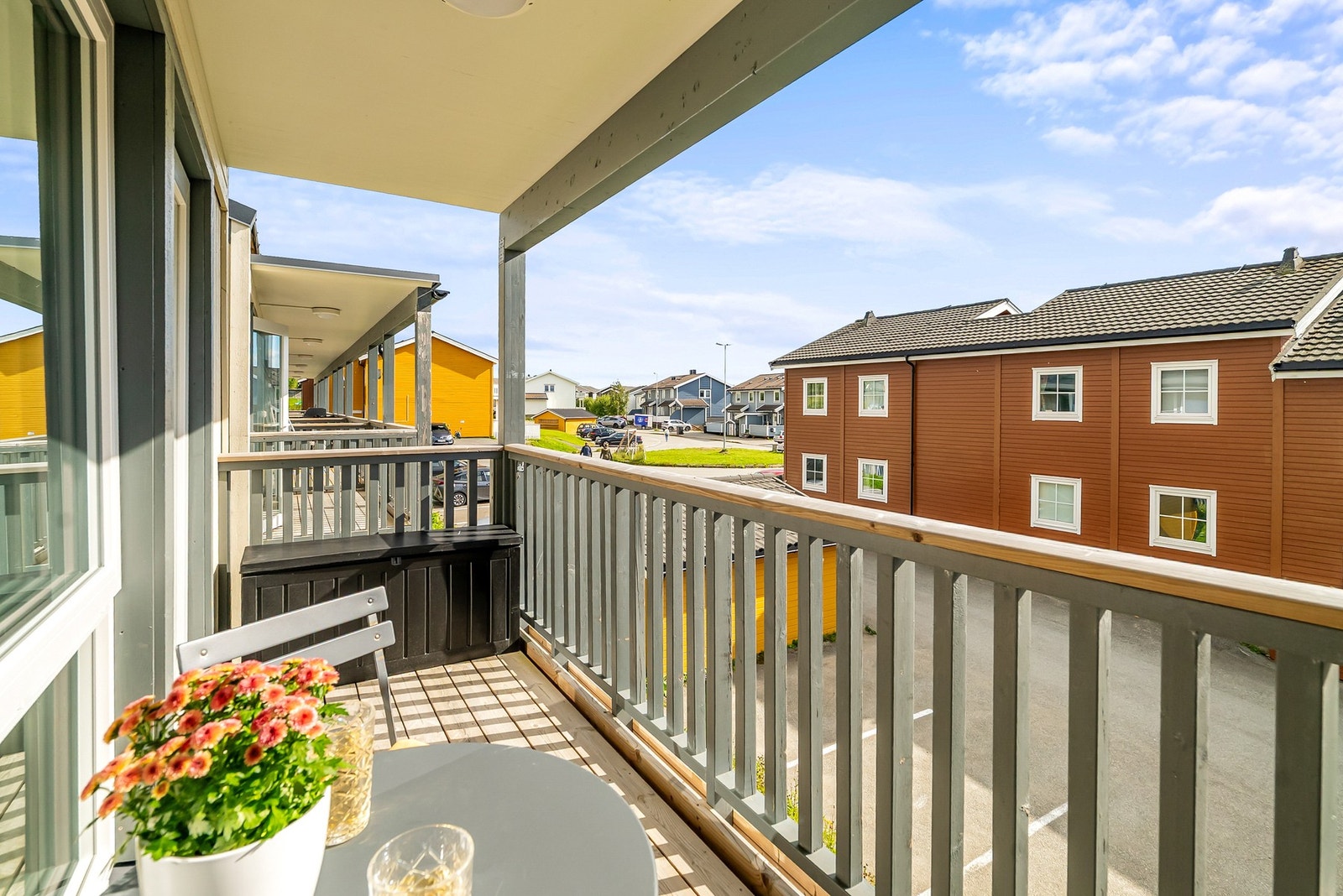 Balkongen fungerer som en fin forlengelse av stua på sommerhalvåret. Galleribilde