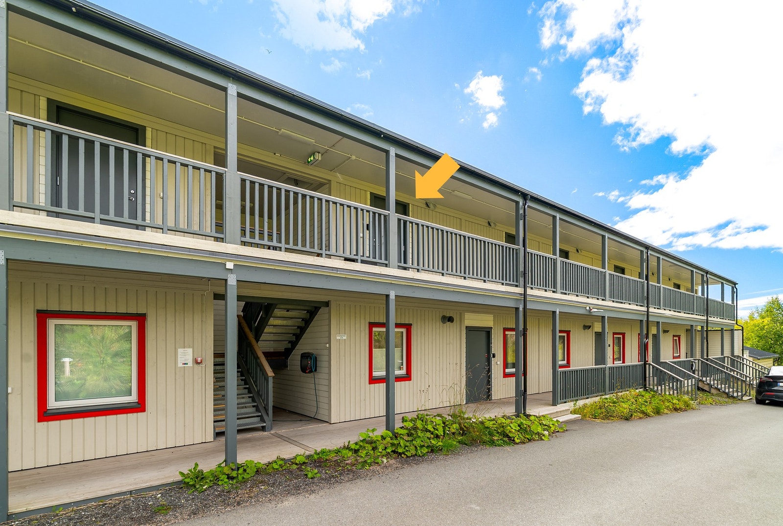 Leiligheten ligger fint til i 2. etasje av bygget - enkel adkomst via trapp. Galleribilde