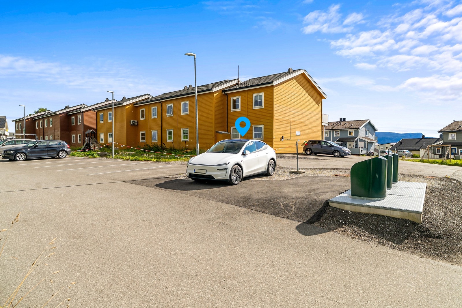 Fast oppmerket parkeringsplass. Nedfelt avfallsanlegg. Obs: Dagens plass er HC-plass og man kan potensielt bli tildelt annen parkeringsplass noen meter til venstre i bildet. Galleribilde