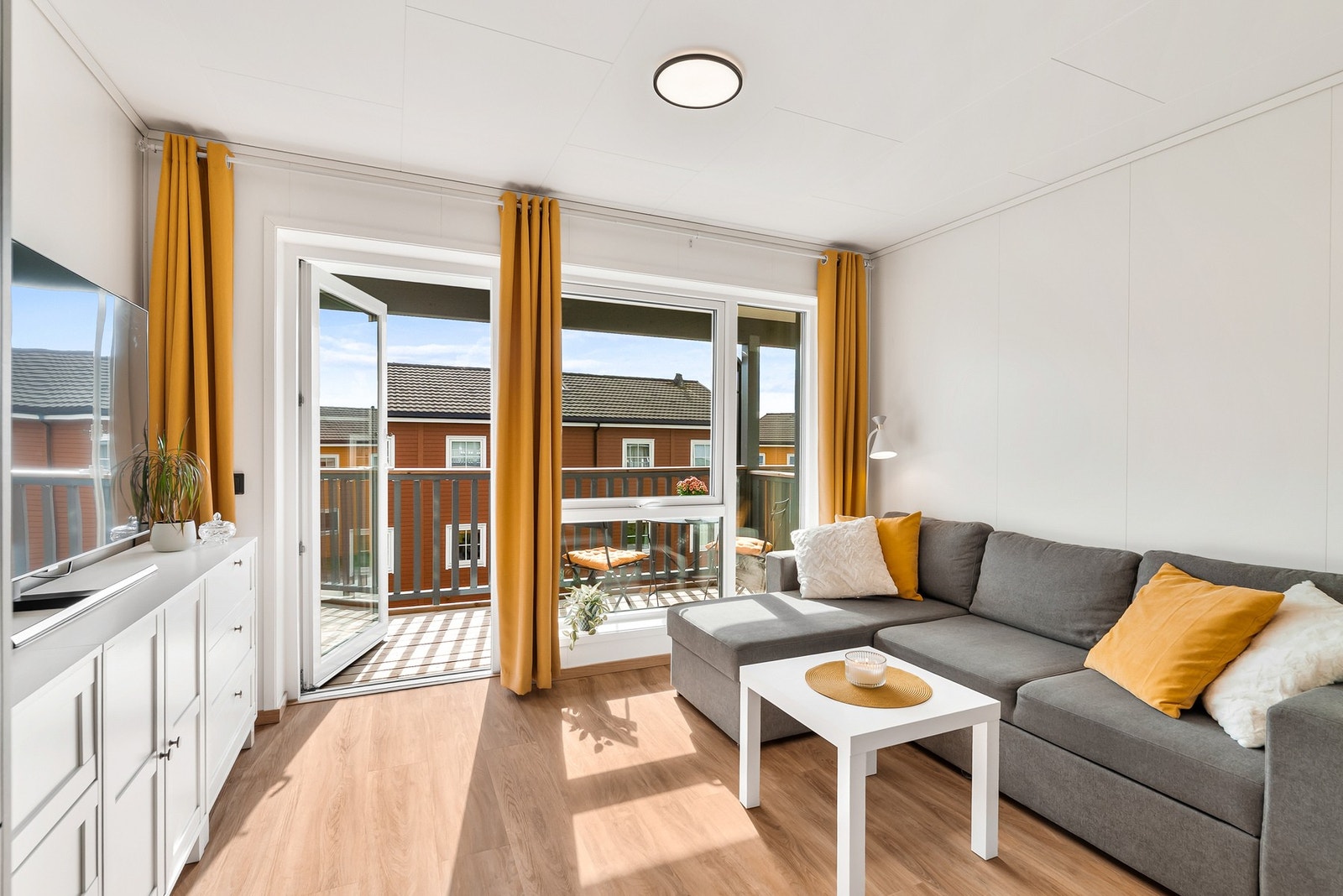 I felleskostnadene er kommunale avgifter, renovasjon, varmtvann, bygningsforsikring, fiberaksess m.m inkludert. Galleribilde