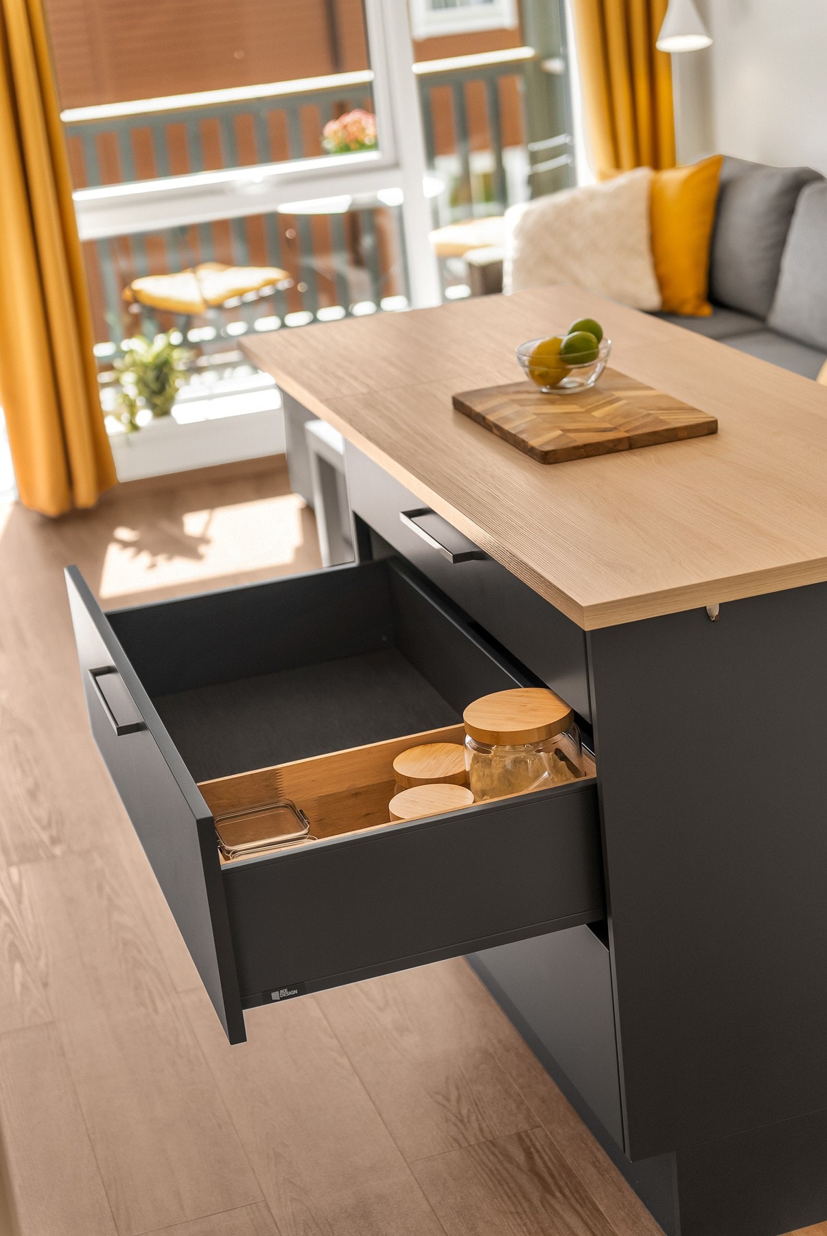 Påkostet kjøkkenøy fra JKE Design med smarte løsninger - en flott utnyttelse av rommet. Galleribilde