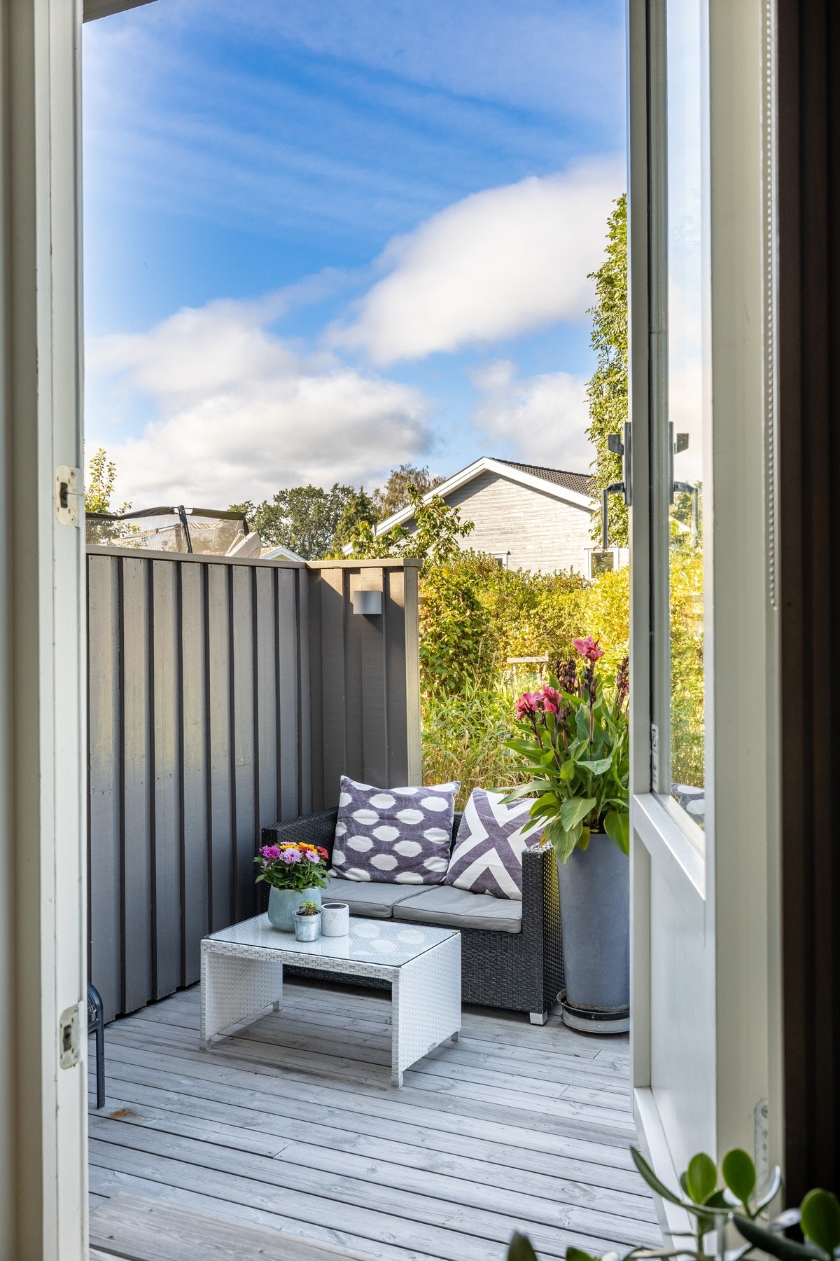 Ut fra stuen er det utgang til en terrasse som blir en fantastisk utvidelse de varme månedene. Galleribilde