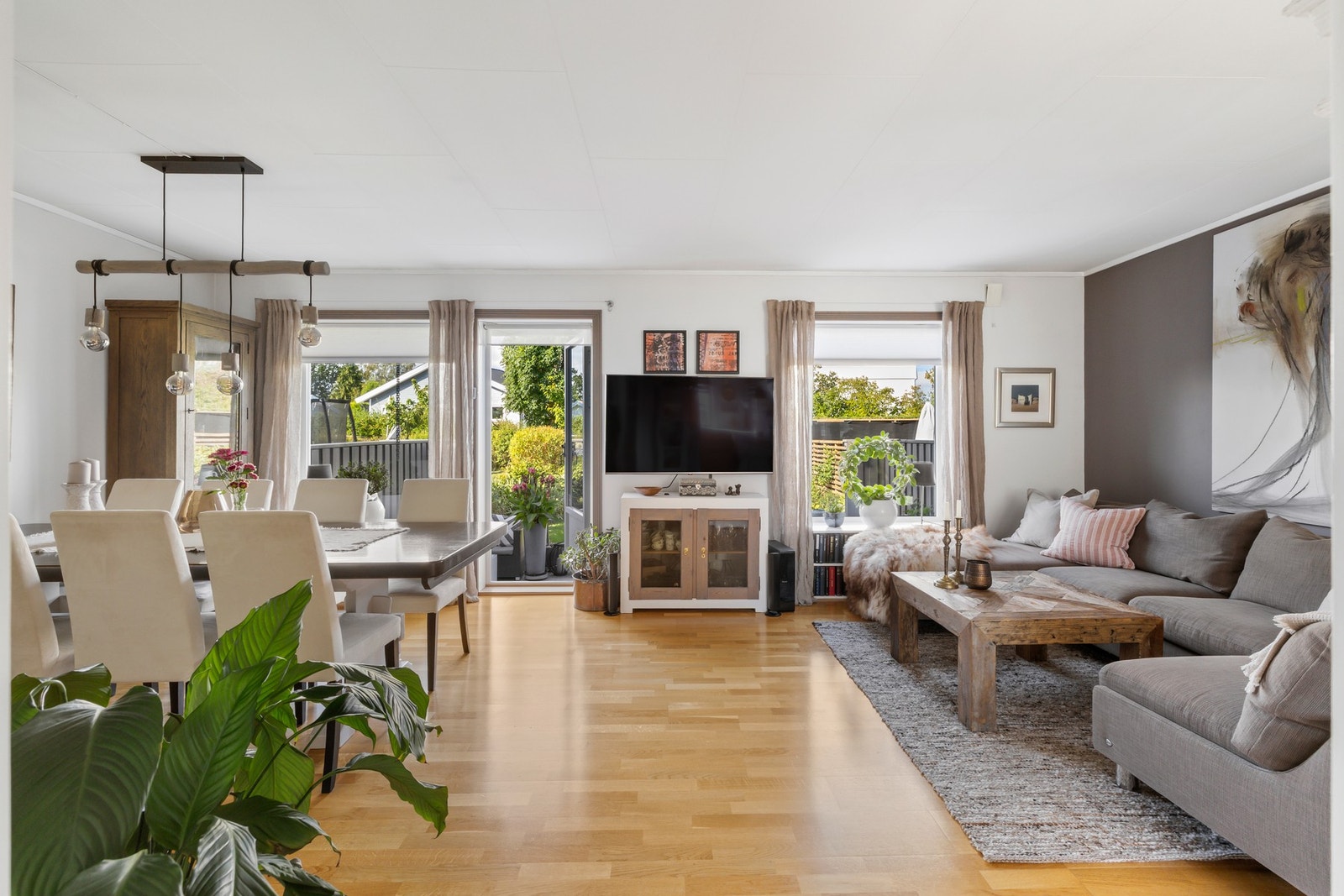 En lys og stor stue med direkte utgang til en fantastisk hage. Galleribilde