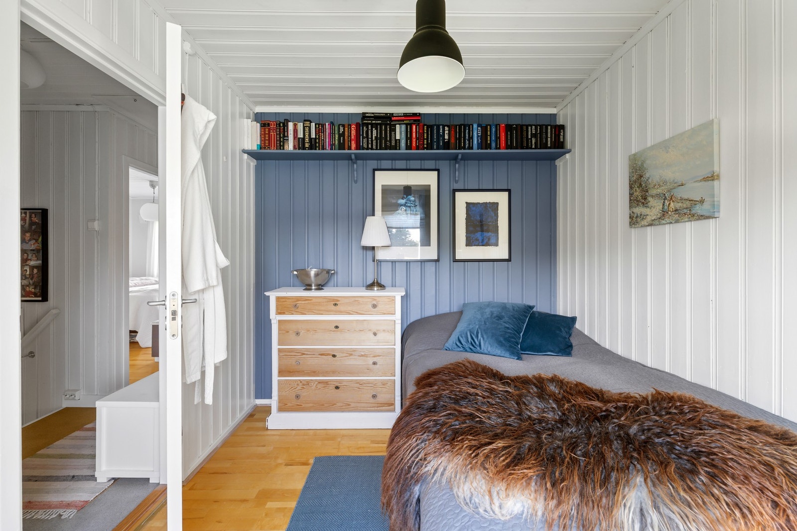 Soverom to er malt i en behagelig blå farge. Her er det plass til å innrede etter ønske. Galleribilde