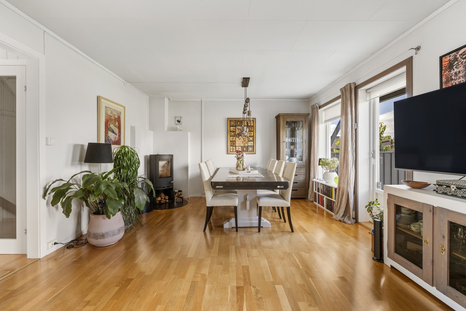 En stor stue med plass til familie og gjester. Galleribilde